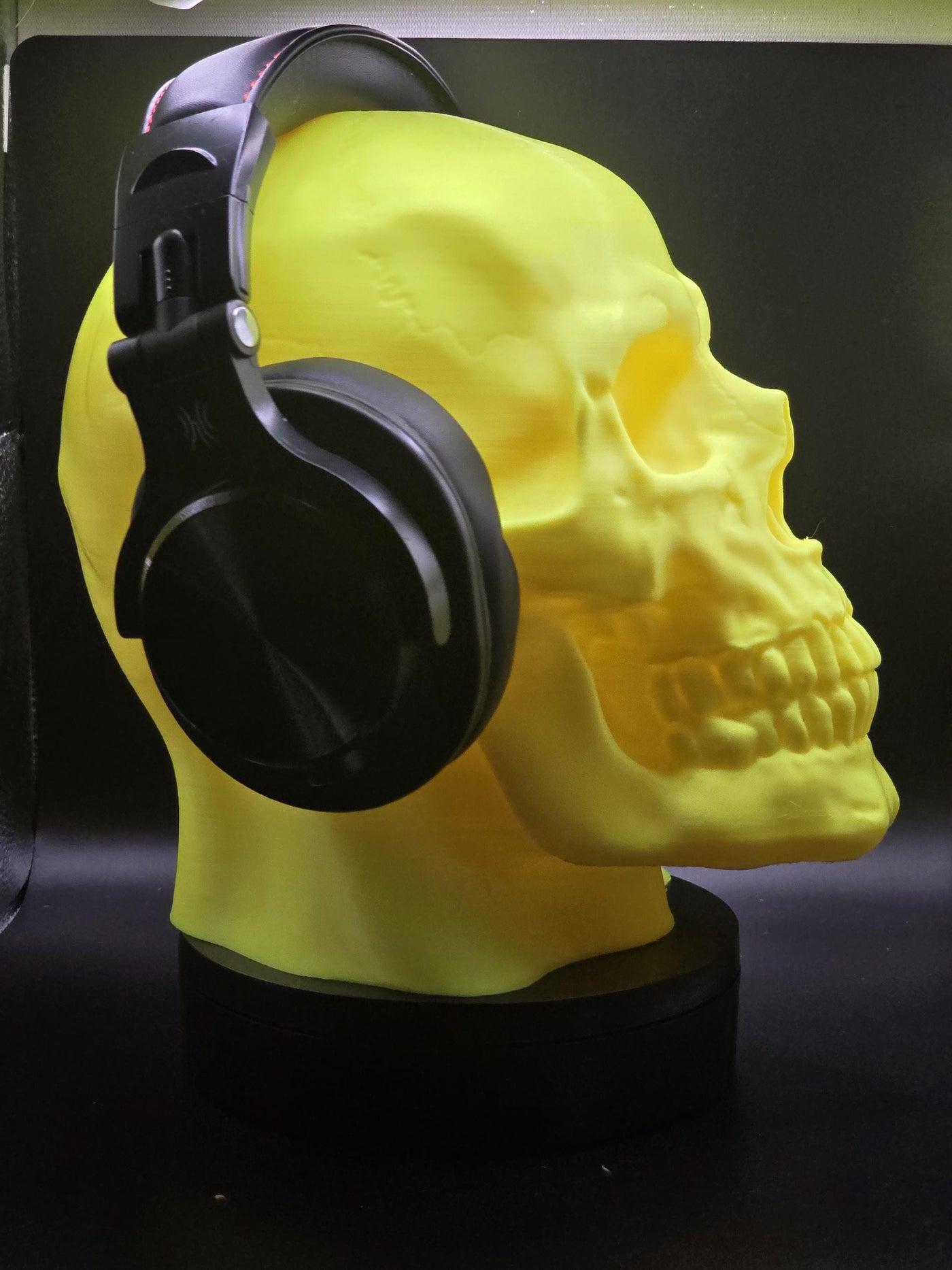 3D Printed Skull Headphone Stand - Unique Gothic Desk Accessory for Gamers, Music Lovers, and Spooky Decor Enthusiasts