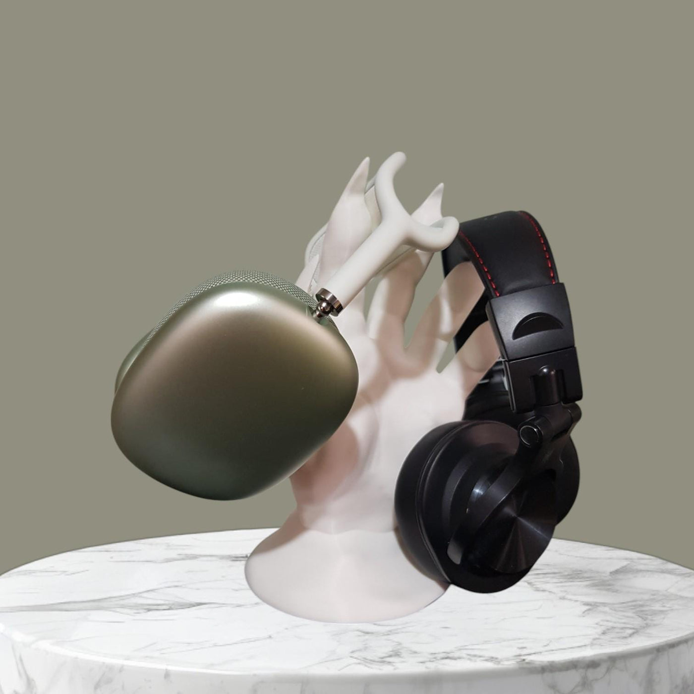 Reptile & Monster Hand Headphone Stand – Dragon Hand Sculpted Display for Headphones