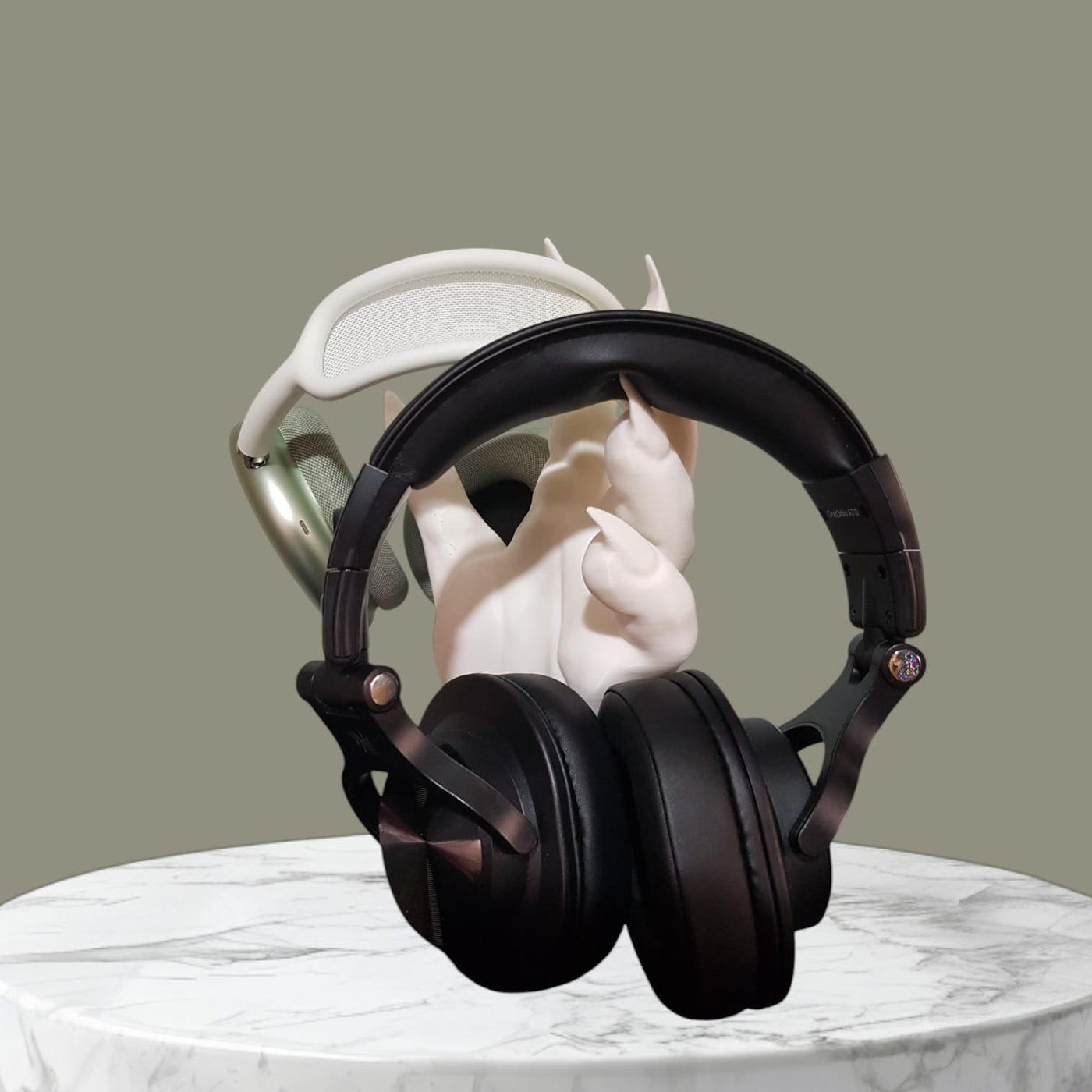 Reptile & Monster Hand Headphone Stand – Dragon Hand Sculpted Display for Headphones