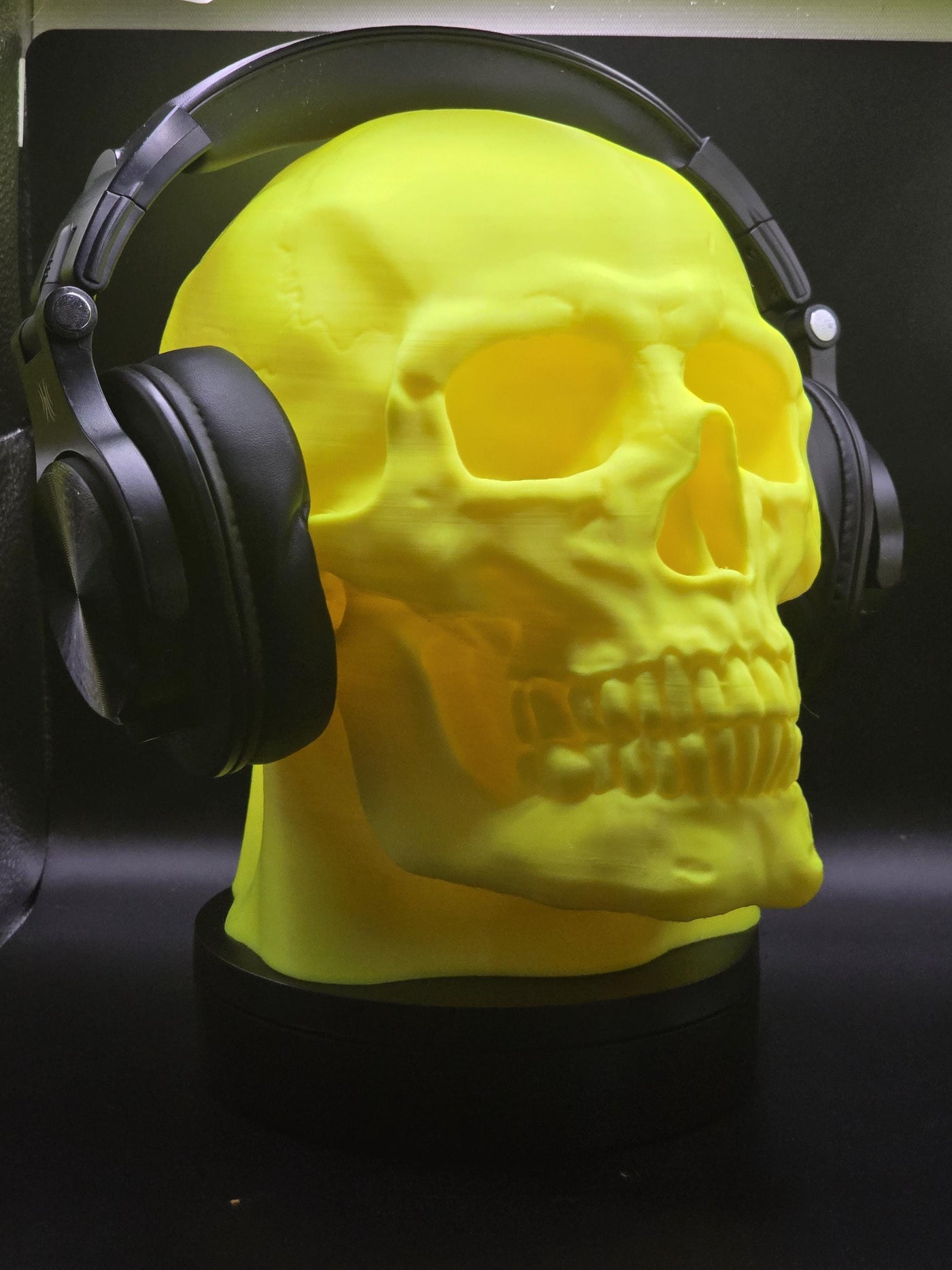 3D Printed Skull Headphone Stand - Unique Gothic Desk Accessory for Gamers, Music Lovers, and Spooky Decor Enthusiasts